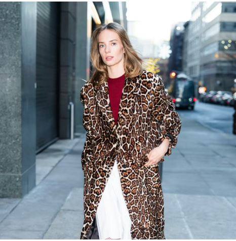 माया हॉक ने फिर किया साबित, Maya Hawke Jennifer Lawrence coat trend 2026 में भी रहेगा फैशन में