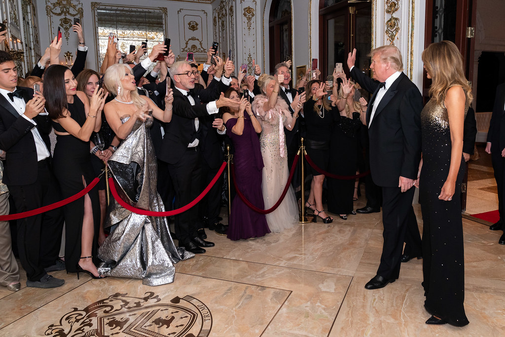 न्यू ईयर पार्टी की तस्वीरें: Trump MAGA New Year celebration Mar-a-Lago MAGA समर्थकों का जलवा
