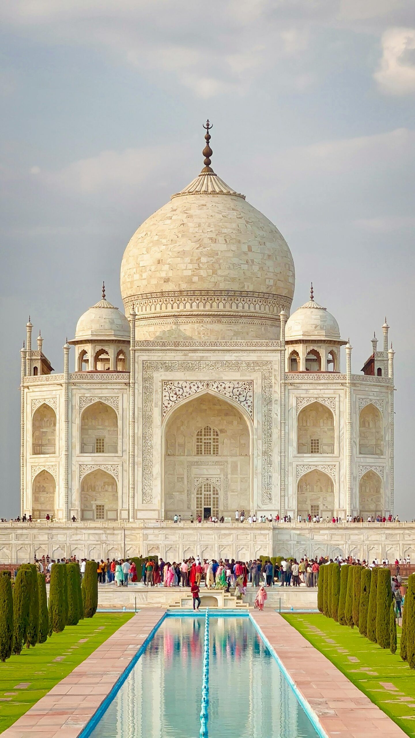 Taj Mahal New Year visitors पहले दिन ताजमहल में उमड़ा सैलानियों का सैलाब, सुबह से ही दिखी भारी भीड़
