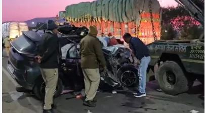 Indore mein dardnak sadak hadsa पूर्व गृहमंत्री बाला बच्चन की बेटी की मौत, ट्रक में घुसी नेक्सॉन कार