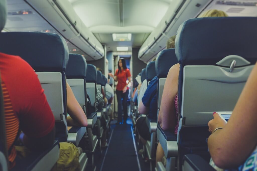 IndiGo Air Hostess का दिल जीतने वाला वीडियो वायरल: Nail Glue और Duct Tape से Fix किया यात्री का टूटा चश्मा