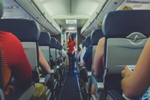 IndiGo Air Hostess का दिल जीतने वाला वीडियो वायरल: Nail Glue और Duct Tape से Fix किया यात्री का टूटा चश्मा