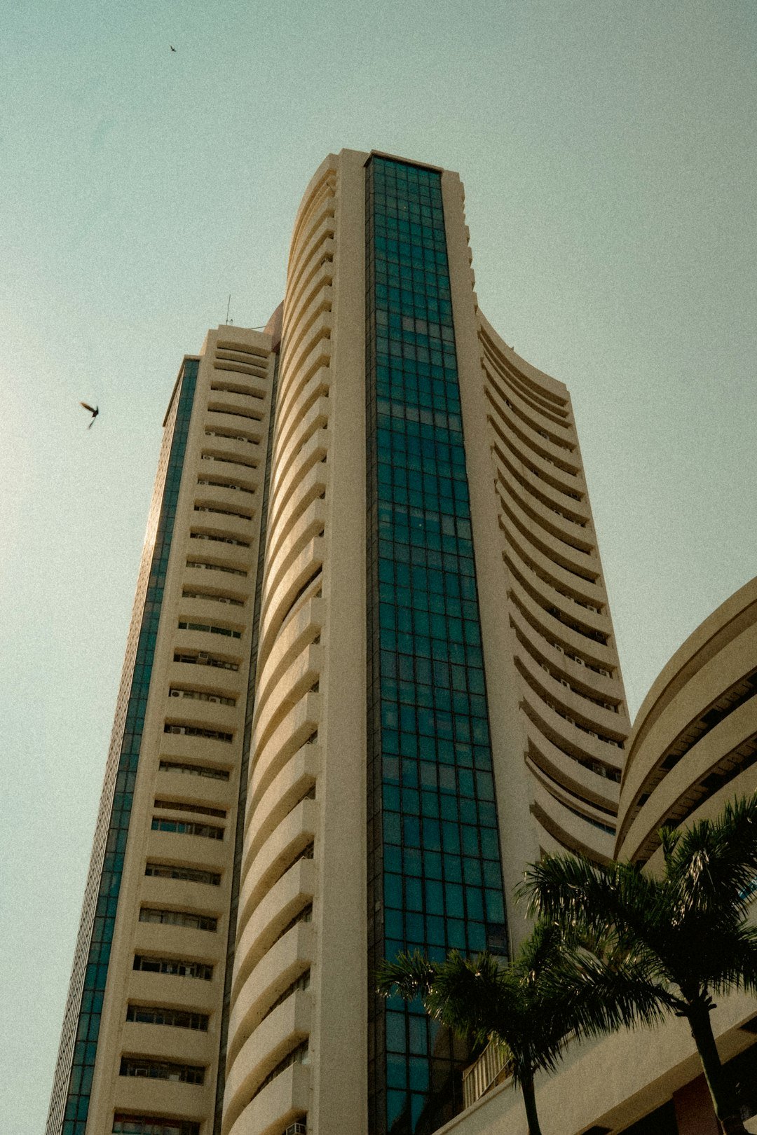 Jio IPO में रिकॉर्ड आवेदन की खबर के लिए ऊंची कॉर्पोरेट इमारत की प्रतीकात्मक तस्वीर