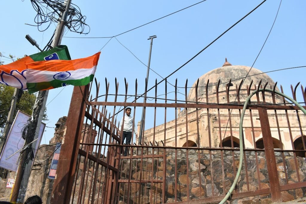 अमित शाह का राहुल गांधी पर हमला खबर में दिल्ली और तिरंगे की प्रतीकात्मक तस्वीर